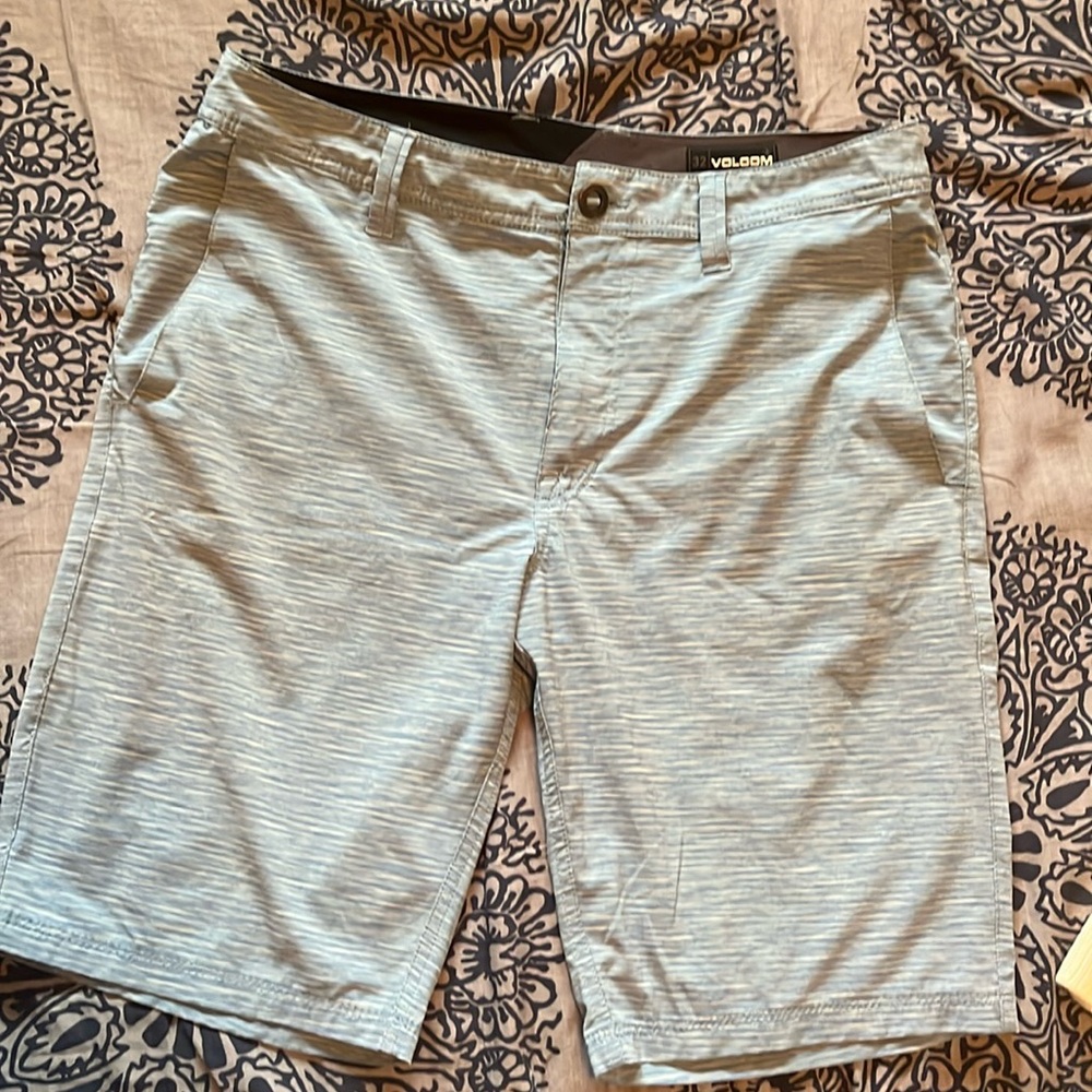 Men’s Volcom shorts with pockets size W 32